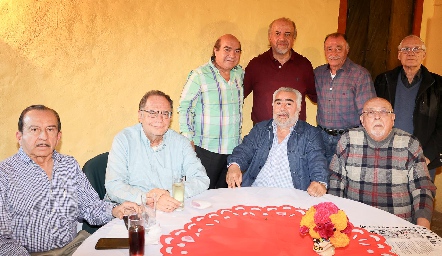  Chito Espinosa con sus amigos.