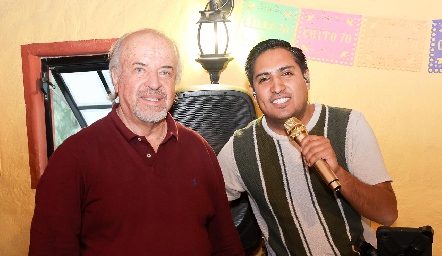  Chito Espinosa con el cantante Luis Velahe.