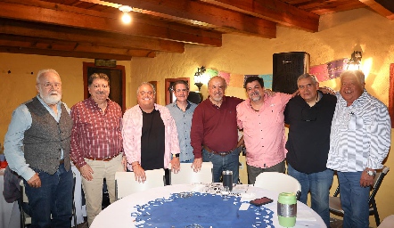  Jesús Espinosa con sus amigos.