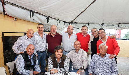  Jesús Espinosa con sus primos y amigos.