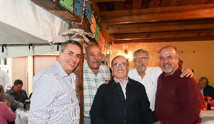  Jesús Espinosa con sus amigos.