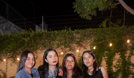  Renata Medina, Valeria Márquez, Danaé Esparza y Jimena Moreno.