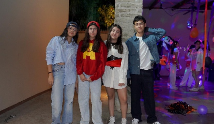  Karen, Natalia, Valentina y Alex Leíja.