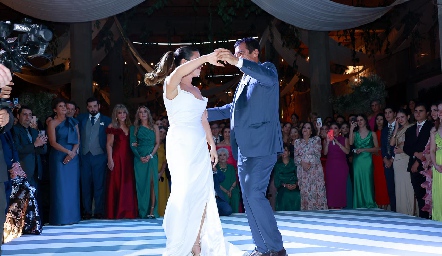  Paula de la Rosa bailando el vals con su papá Héctor de la Rosa.