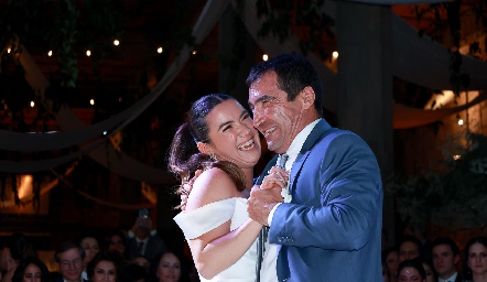  Paula de la Rosa bailando el vals con su Papá Héctor de la Rosa.