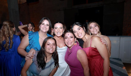  Paula de la Rosa con sus primas.