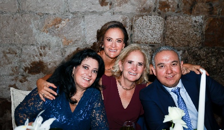  Lourdes Del Valle, DanielaCoulon, Ivette Coulon y Jorge Villarreal.