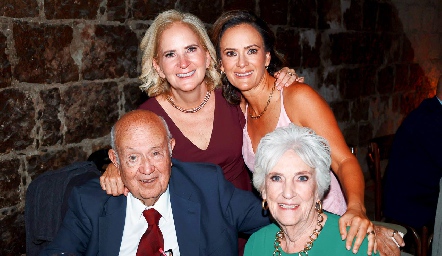  Marcos Coulon y Yusa Mendizábal con sus hijas Ivette y Daniela.