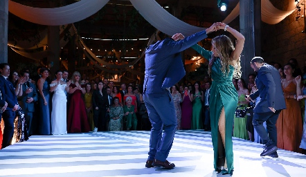  Gerardo Jiménez en el vals con su hermana.