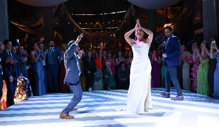  Paula de la Rosa bailando el vals con su hermano Héctor de la Rosa.