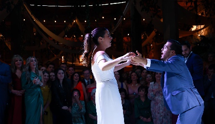  Paula de la Rosa bailando el vals con su hermano Héctor de la Rosa.