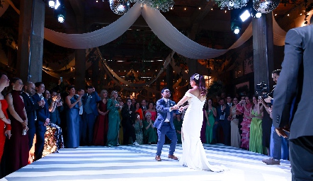  Paula de la Rosa bailando el vals con su hermano Héctor de la Rosa.