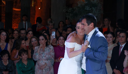  Paula de la Rosa bailando el vals con su papá Héctor de la Rosa.