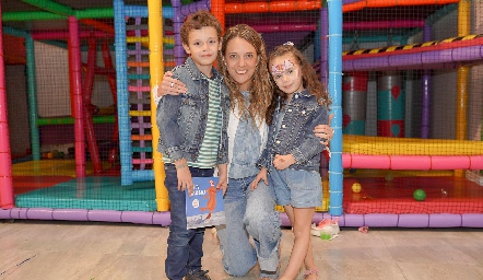  Priscila con sus hijos Tomás y Emma Ramos.