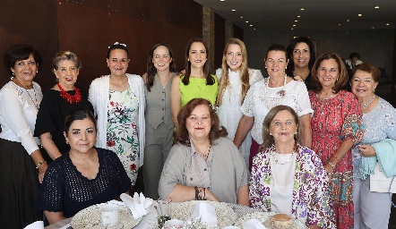  Ale Álvarez con su mamá, su abuela y sus tías.