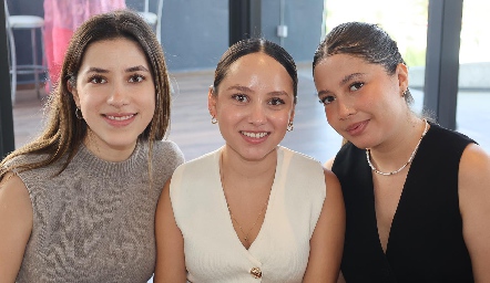  Ana Gaby Alba, María José Torres y Daniela Torres.