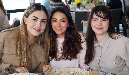  Vero Vega, Karla Ortiz y Ana Sofía.