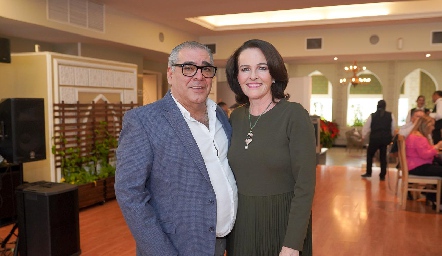  Antonio Esper y Lourdes Gómez celebraron 30 años de feliz matrimonio.