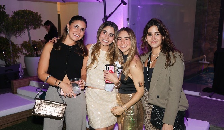  Rocío de la Vega con sus amigas.