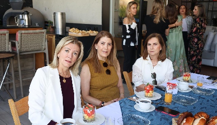  Ana Meade, Mónica Hernández y Mari Pepa Valladares.