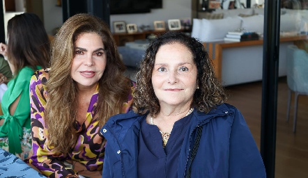  Martha Elena Diez Gutiérrez y Mary Meade.