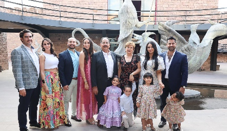  Carlos Torres e Isabel Narváez con sus hijos, hijos políticos y nietos.