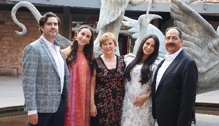  Isabel Narváez y Carlos Torres con sus hijos Carlos, Isabel y Daniela.