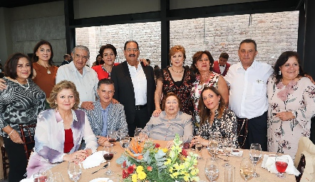  Carlos Torres Sandoval con la familia Narváez.