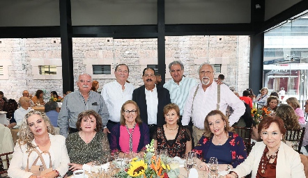  Carlos Torres Sandoval con sus amigos.