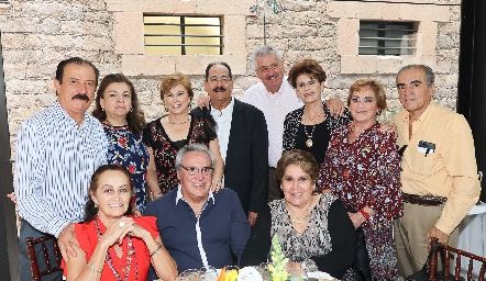  Carlos Torres Sandoval con su esposa Isabel y sus amigos.