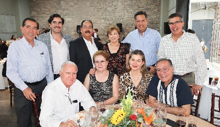  Carlos Torres Sandoval con su esposa Isabel y sus amigos.