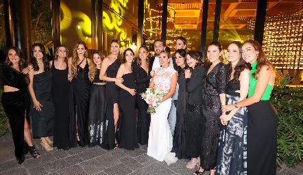  María Ciuffardi y Andrés Checa con sus amigas.