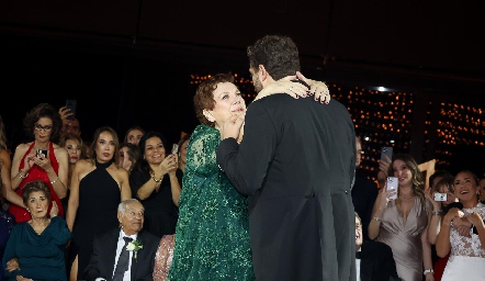  Laura Patricia Canavati con su hijo Andrés Checa.