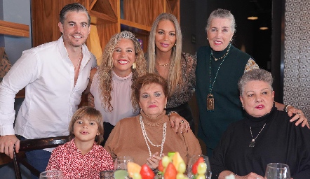  Gerardo de Anda, Jocelyn de Anda, Vanessa de Anda, Lupita Maldonado, Carmelita y Maruca Maldonado.