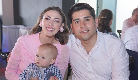  Ale Compean y Sergio Pérez con su hijo.