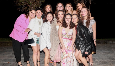  Vanessa Ruiz con sus amigas.