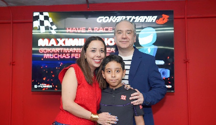  Mónica de la Vega y Claudio Castillo con su hijo Max.