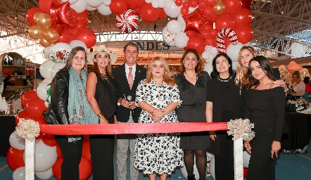  Autoridades del Andes, organizadoras y Carmenchu, inauguraron el Bazar del Andes.