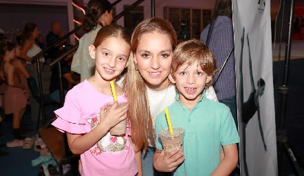  María Torres con sus hijos María Inés y Santiago.