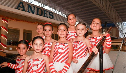 Alumnas de Mayra Ortega interpretaron la coreografía Caramelos.