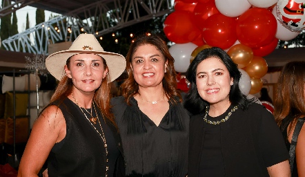  Cristina Villalobos, Claudia Suárez y Christiane Esper, organizadoras del Bazar del Andes.