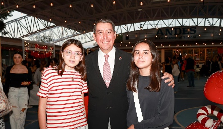  Víctor, Isabela y María Martínez.