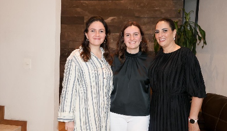  Becky Alcalde y sus hijas Karla y Montserrat Gil Alcalde.