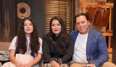  Valeria Juárez, Mariana Silos y Víctor Juárez.