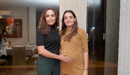  Marianela Villanueva con su hija Marianela Villasuso.