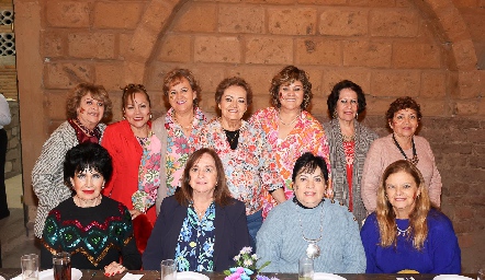  Alicia Torres con sus amigas.