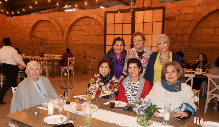  Alicia Torres con sus amigas.