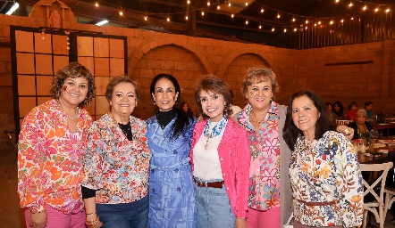  Alicia Torres con sus amigas e hijas.