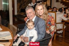  Roberto Lozano y Paty Del Bosque con su nieta Loretta.