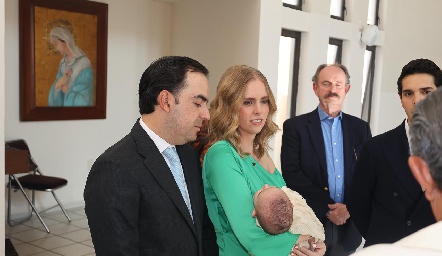  Rafael Olmos e Ingrid Velasco con su hijo Rafael.